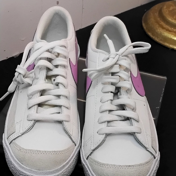 Nike Kids White and Purple Sneakers - Picture 2 of 6